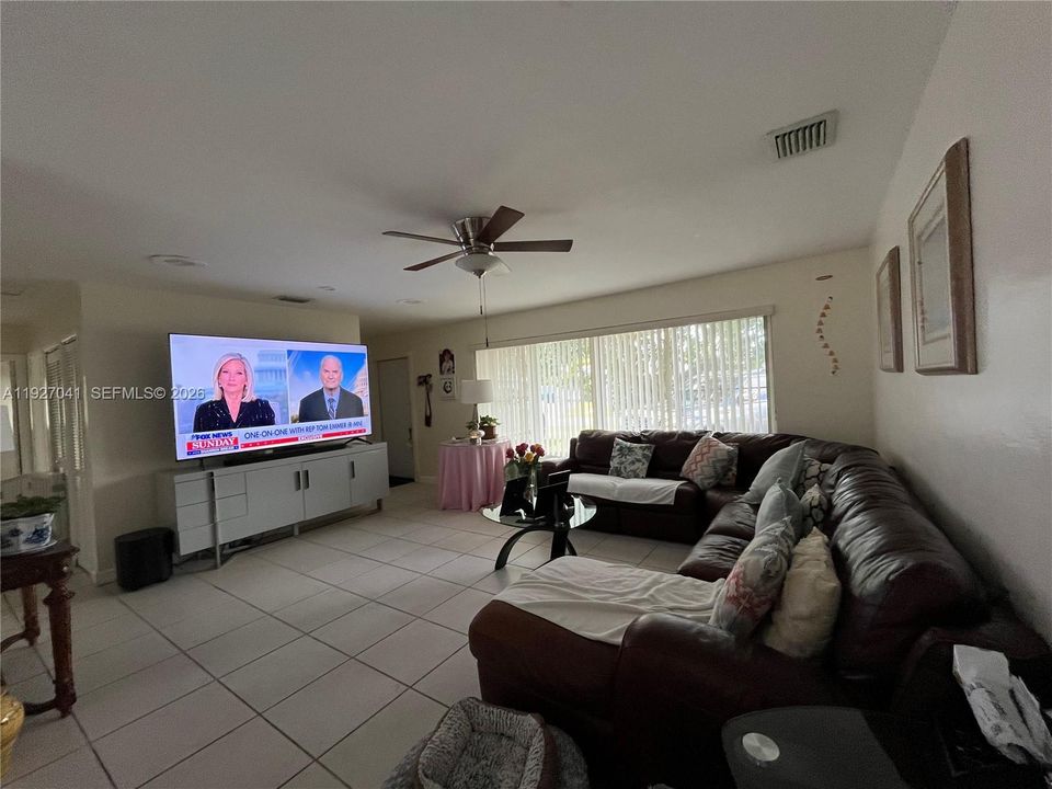 待售: $545,000 (3 贝兹, 1 浴室, 1040 平方英尺)