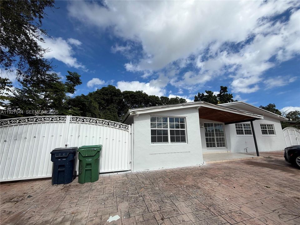 En Venta: $647,700 (4 camas, 1 baños, 1732 Pies cuadrados)