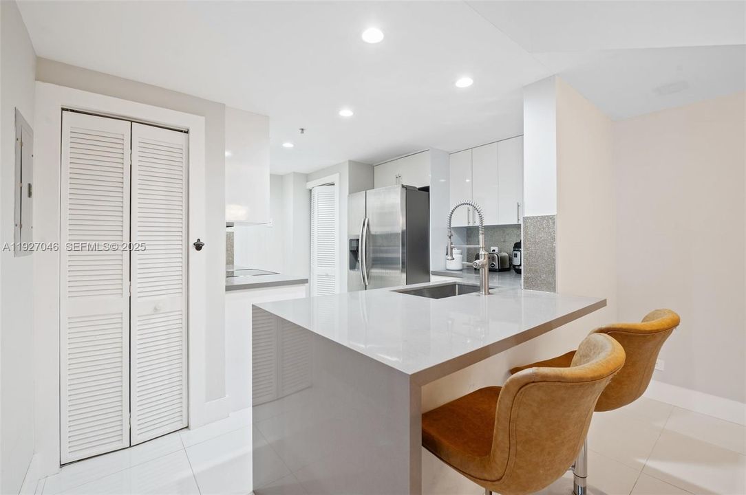 На продажу: $775,000 (2 спален, 2 ванн, 1236 Квадратных фут)