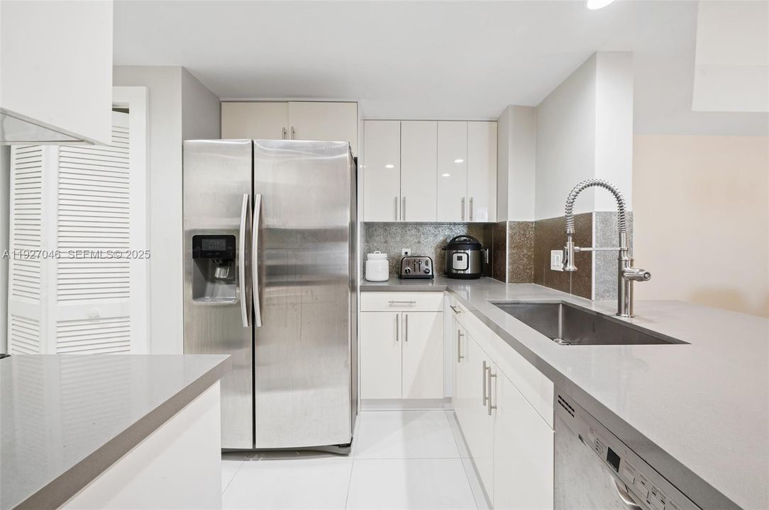 На продажу: $775,000 (2 спален, 2 ванн, 1236 Квадратных фут)