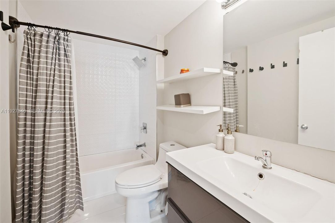 На продажу: $775,000 (2 спален, 2 ванн, 1236 Квадратных фут)