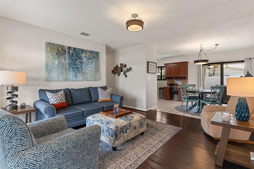 En Venta: $549,900 (3 camas, 1 baños, 1373 Pies cuadrados)