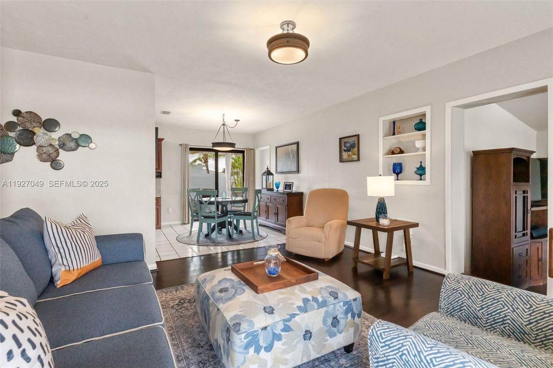 En Venta: $549,900 (3 camas, 1 baños, 1373 Pies cuadrados)