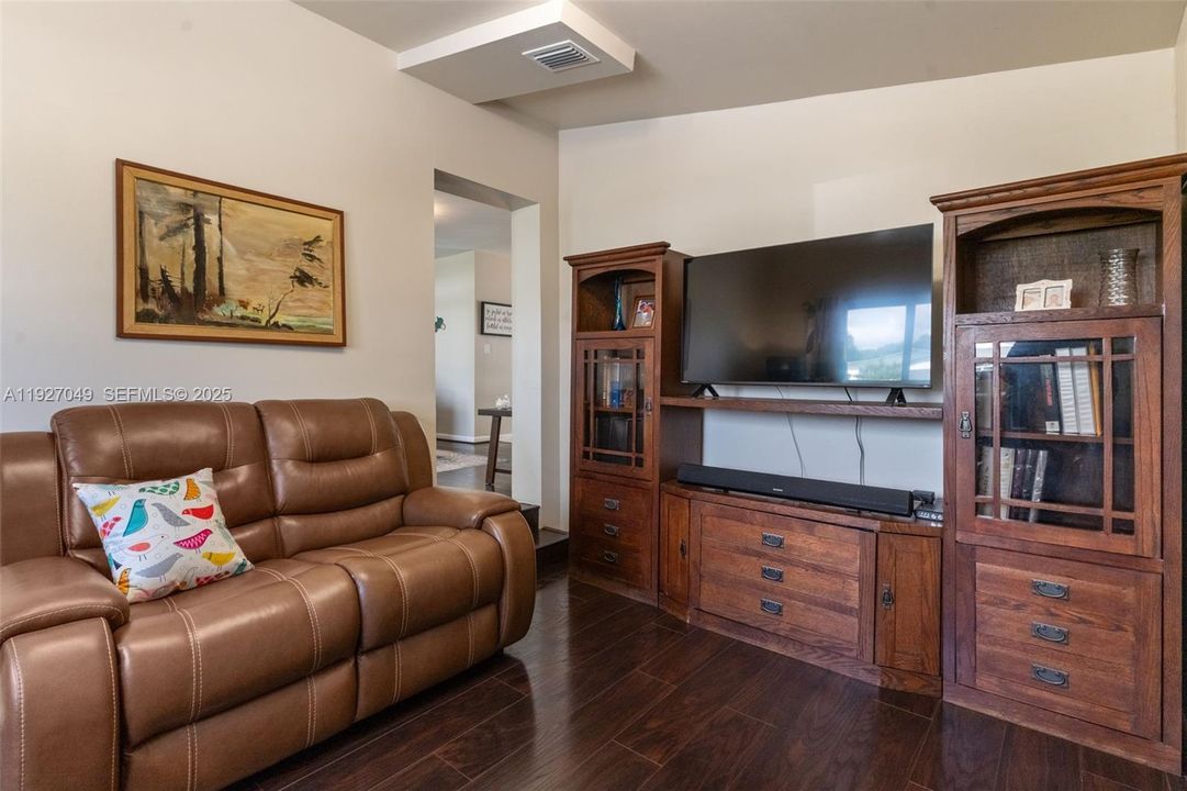 En Venta: $549,900 (3 camas, 1 baños, 1373 Pies cuadrados)