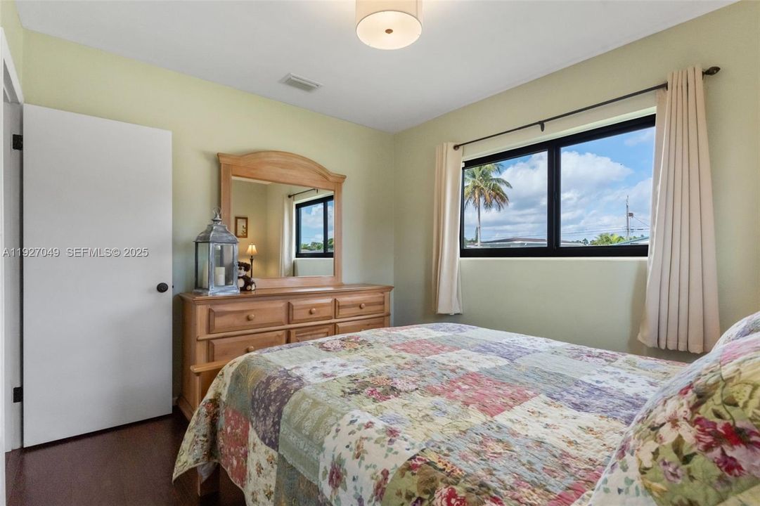 En Venta: $549,900 (3 camas, 1 baños, 1373 Pies cuadrados)