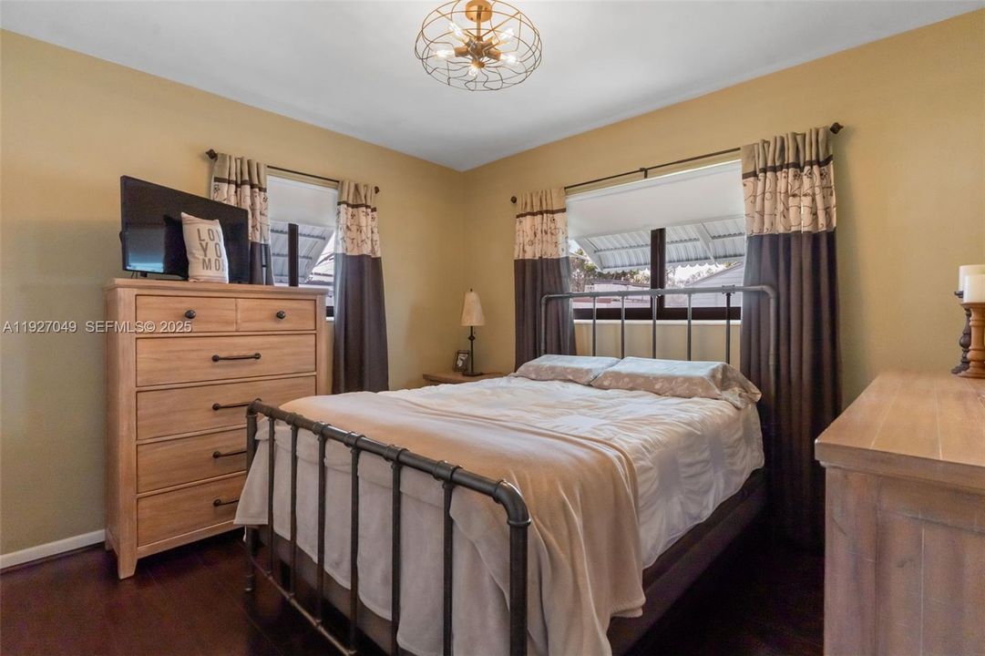 En Venta: $549,900 (3 camas, 1 baños, 1373 Pies cuadrados)