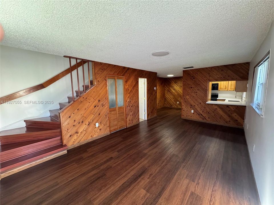 For Sale: $269,000 (2 beds, 1 baths, 1156 Square Feet)