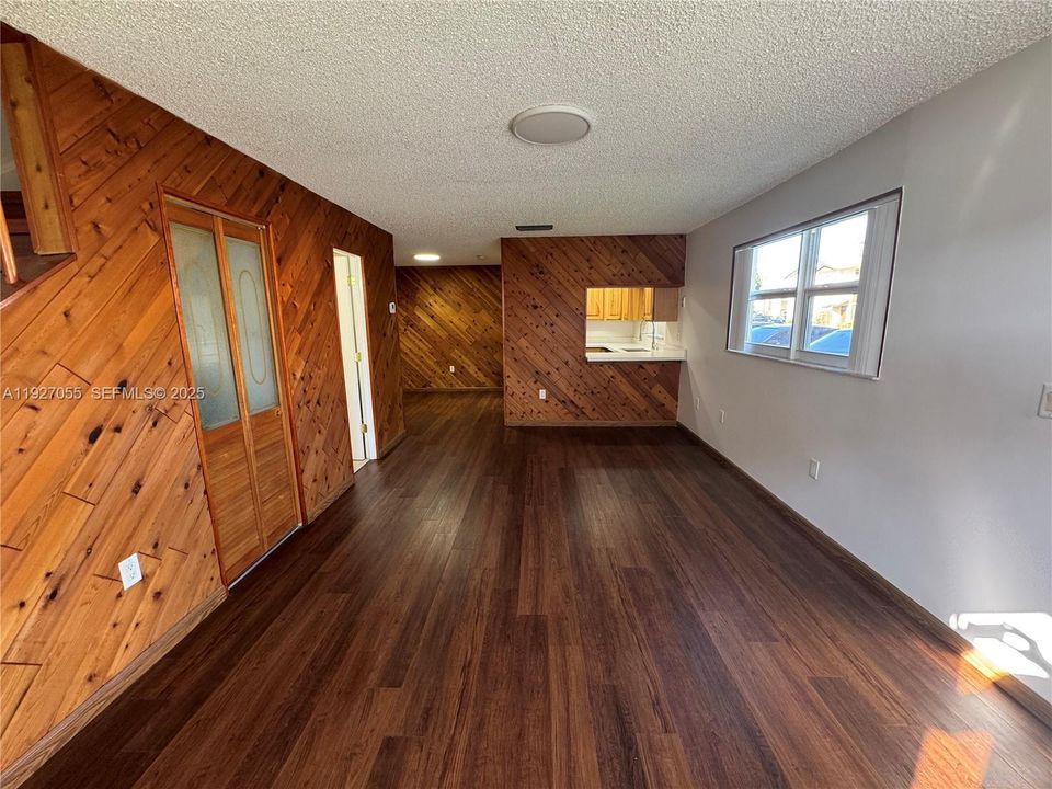 For Sale: $269,000 (2 beds, 1 baths, 1156 Square Feet)