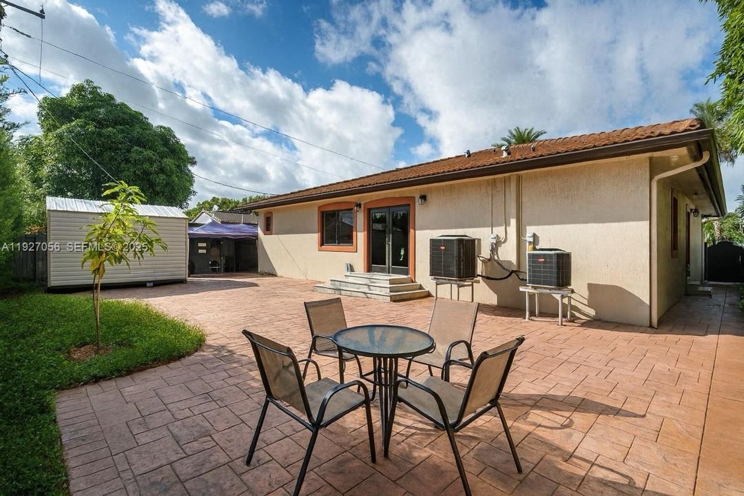 待售: $1,050,000 (4 贝兹, 4 浴室, 2300 平方英尺)