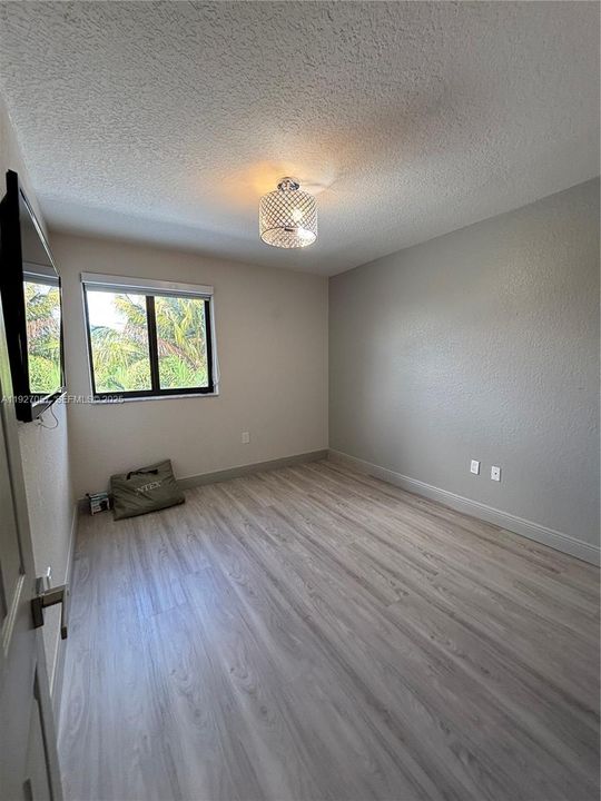 Activo con contrato: $5,000 (4 camas, 3 baños, 2293 Pies cuadrados)