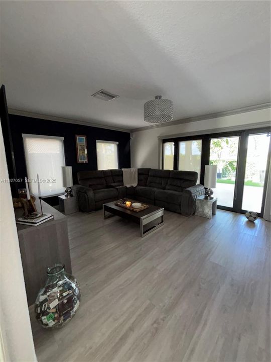 出租: $4,700 (4 贝兹, 2 浴室, 2293 平方英尺)