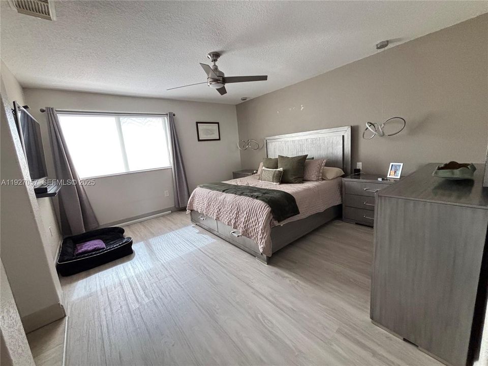 出租: $4,700 (4 贝兹, 2 浴室, 2293 平方英尺)