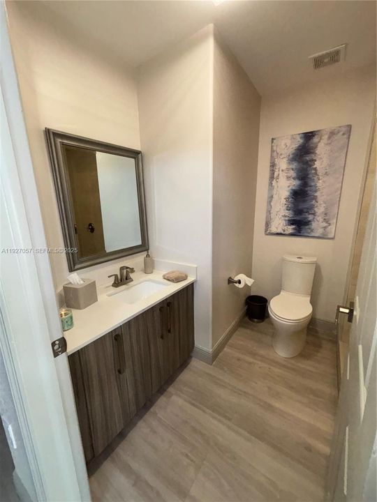 出租: $4,700 (4 贝兹, 2 浴室, 2293 平方英尺)