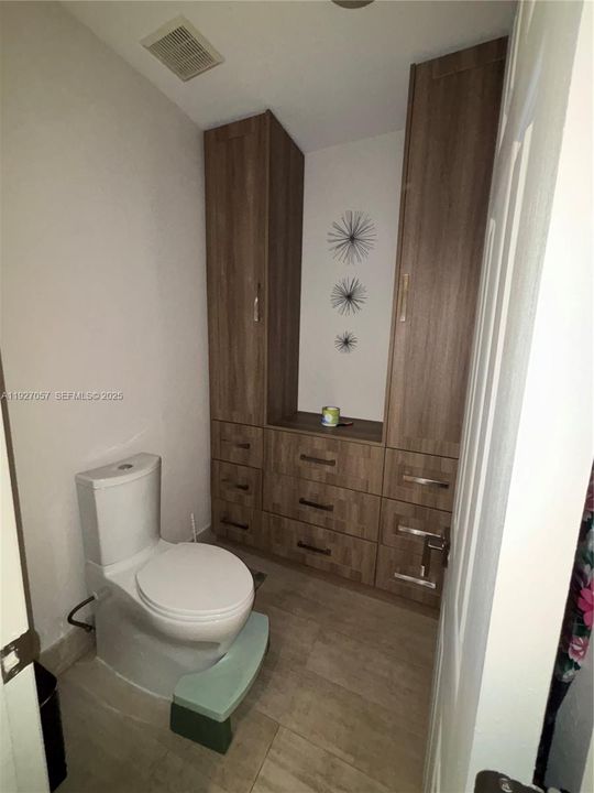 出租: $4,700 (4 贝兹, 2 浴室, 2293 平方英尺)