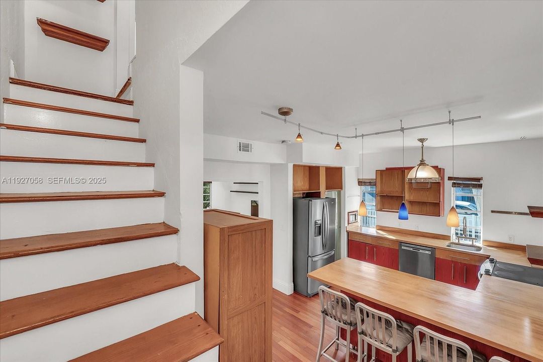 En Venta: $585,000 (2 camas, 1 baños, 1025 Pies cuadrados)