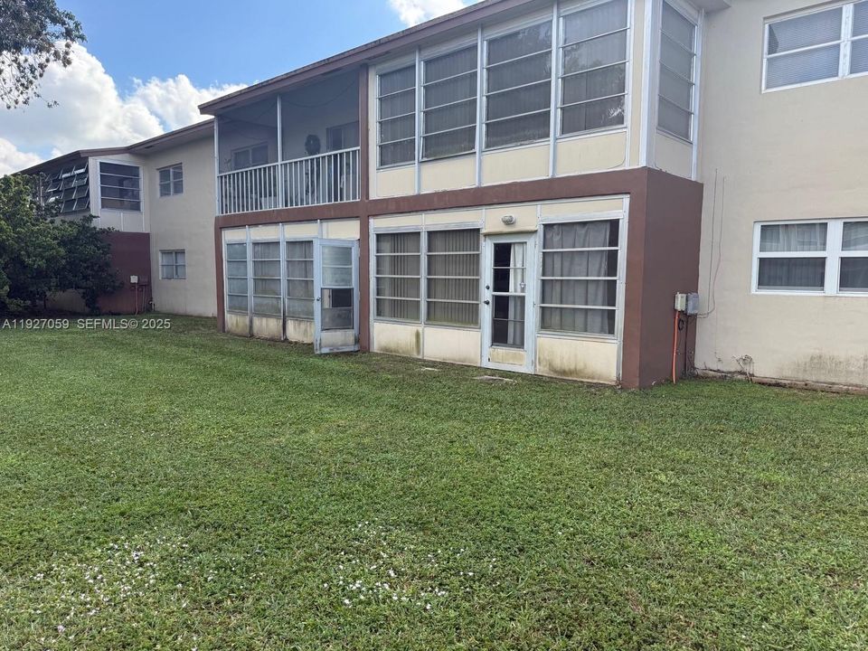 For Sale: $116,000 (2 beds, 2 baths, 990 Square Feet)