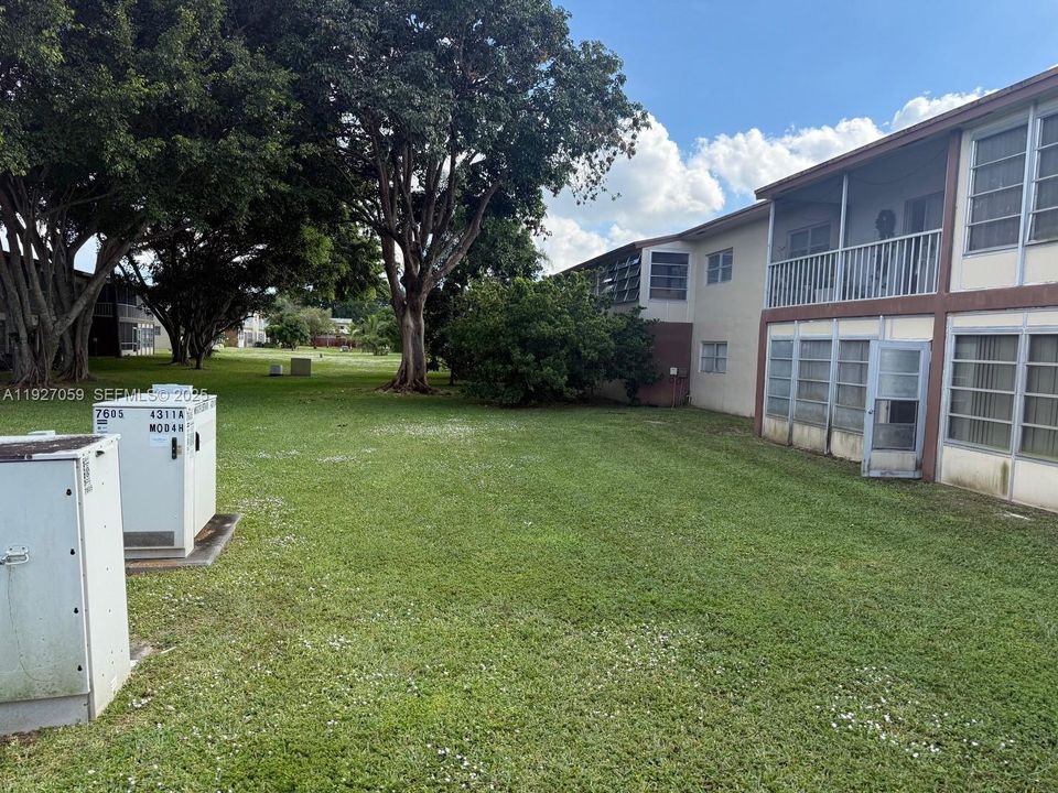 For Sale: $116,000 (2 beds, 2 baths, 990 Square Feet)