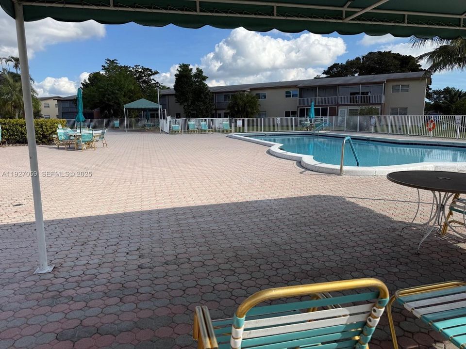 For Sale: $116,000 (2 beds, 2 baths, 990 Square Feet)