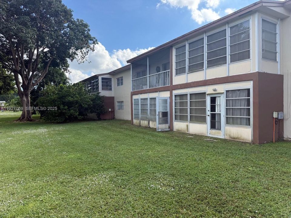 For Sale: $116,000 (2 beds, 2 baths, 990 Square Feet)