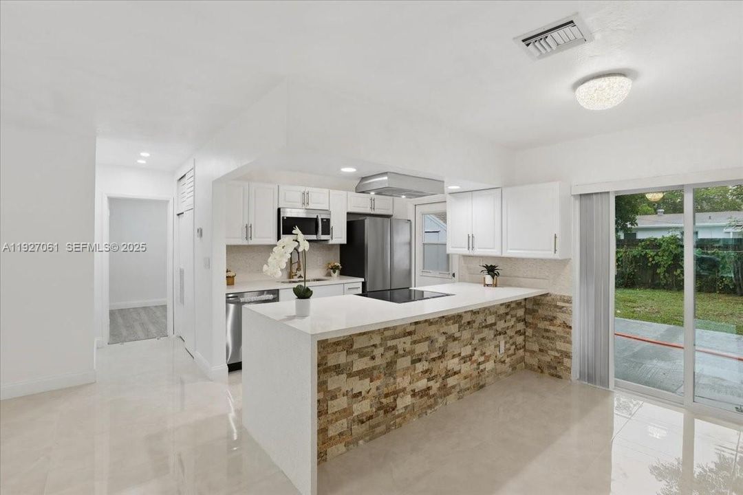 For Sale: $499,000 (3 beds, 2 baths, 1384 Square Feet)