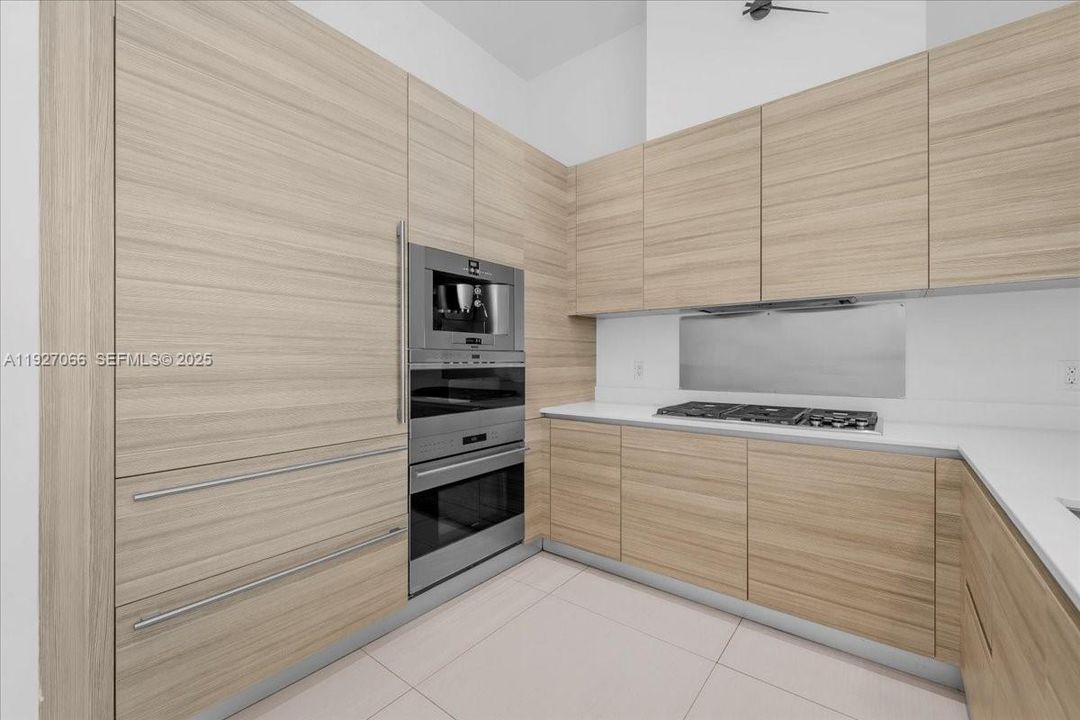 En Venta: $1,270,000 (2 camas, 3 baños, 1400 Pies cuadrados)