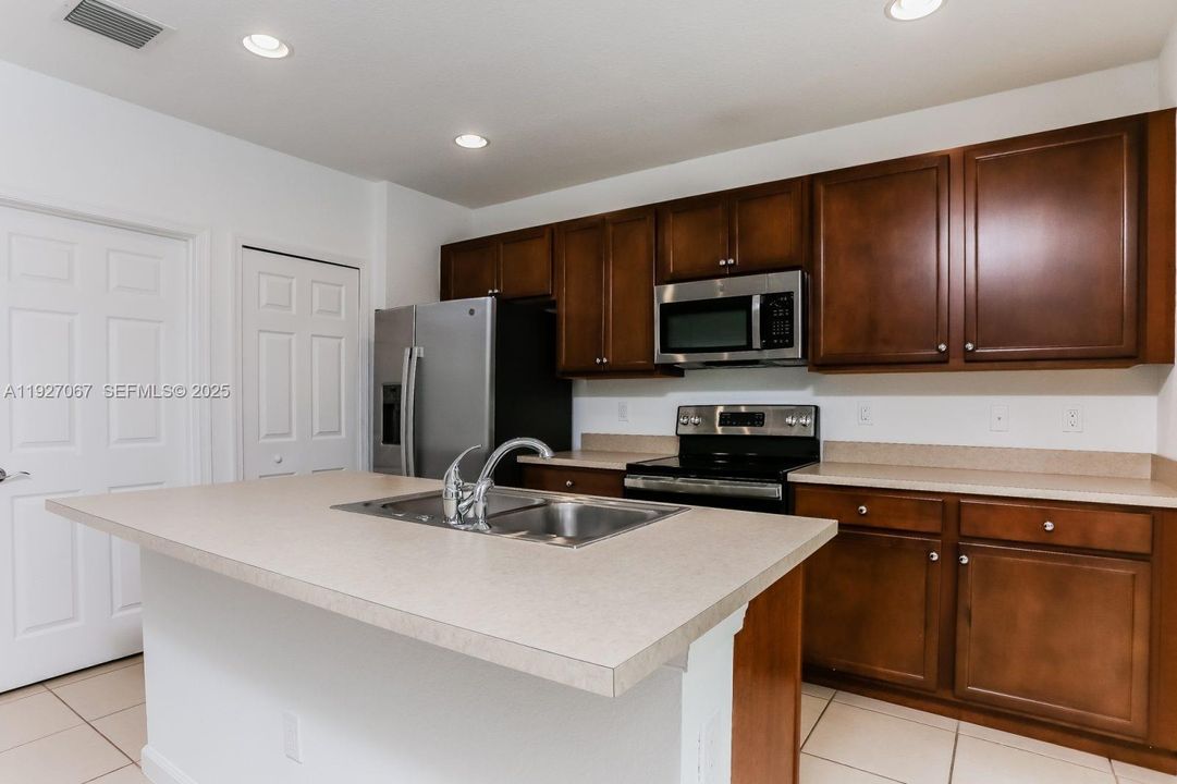 出租: $2,249 (3 贝兹, 2 浴室, 1477 平方英尺)