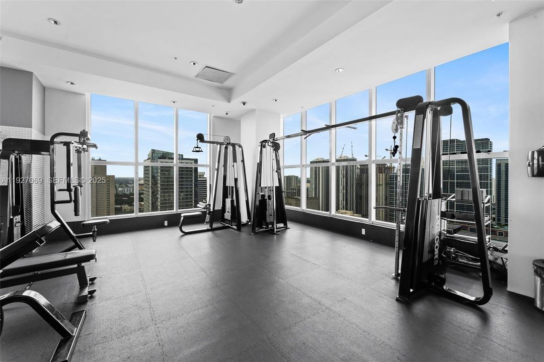 For Sale: $319,900 (1 beds, 1 baths, 651 Square Feet)