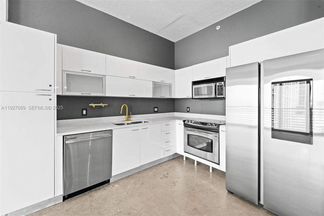 For Sale: $319,900 (1 beds, 1 baths, 651 Square Feet)