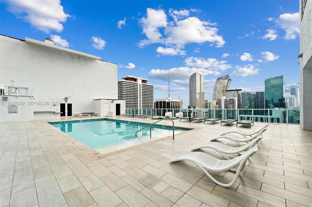 For Sale: $319,900 (1 beds, 1 baths, 651 Square Feet)