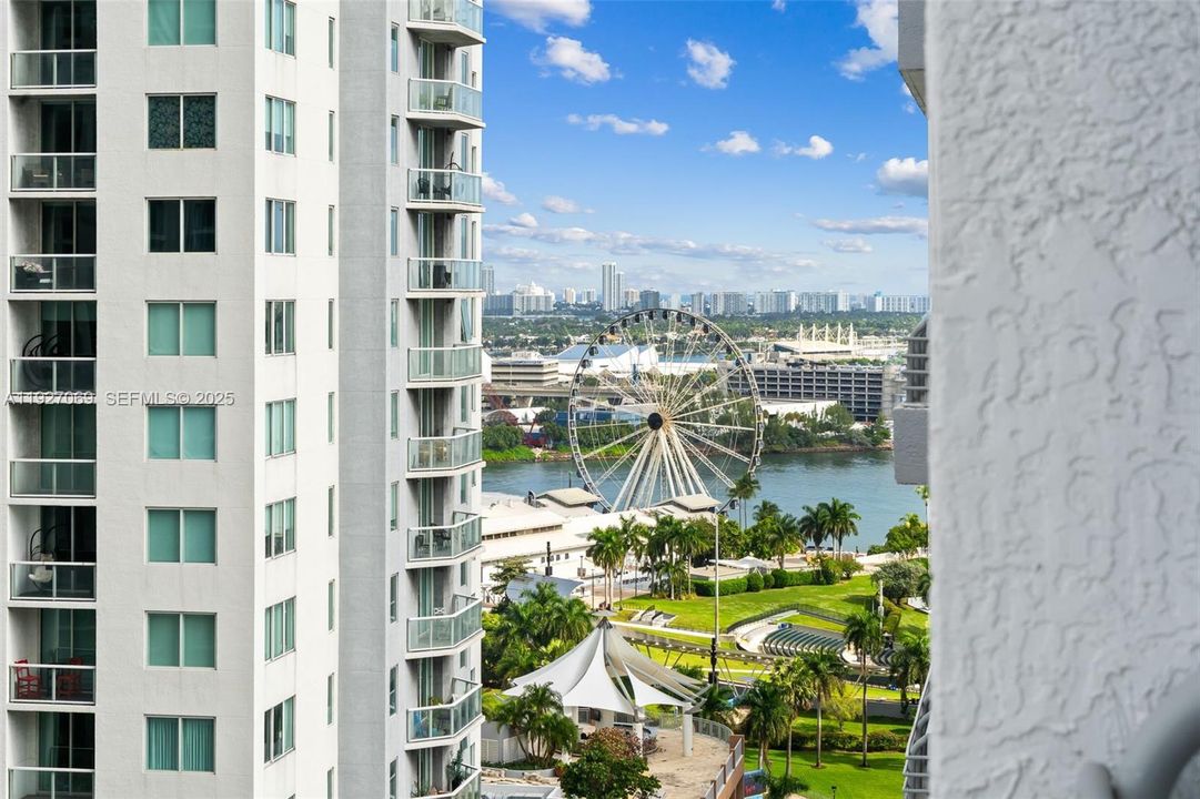 For Sale: $319,900 (1 beds, 1 baths, 651 Square Feet)