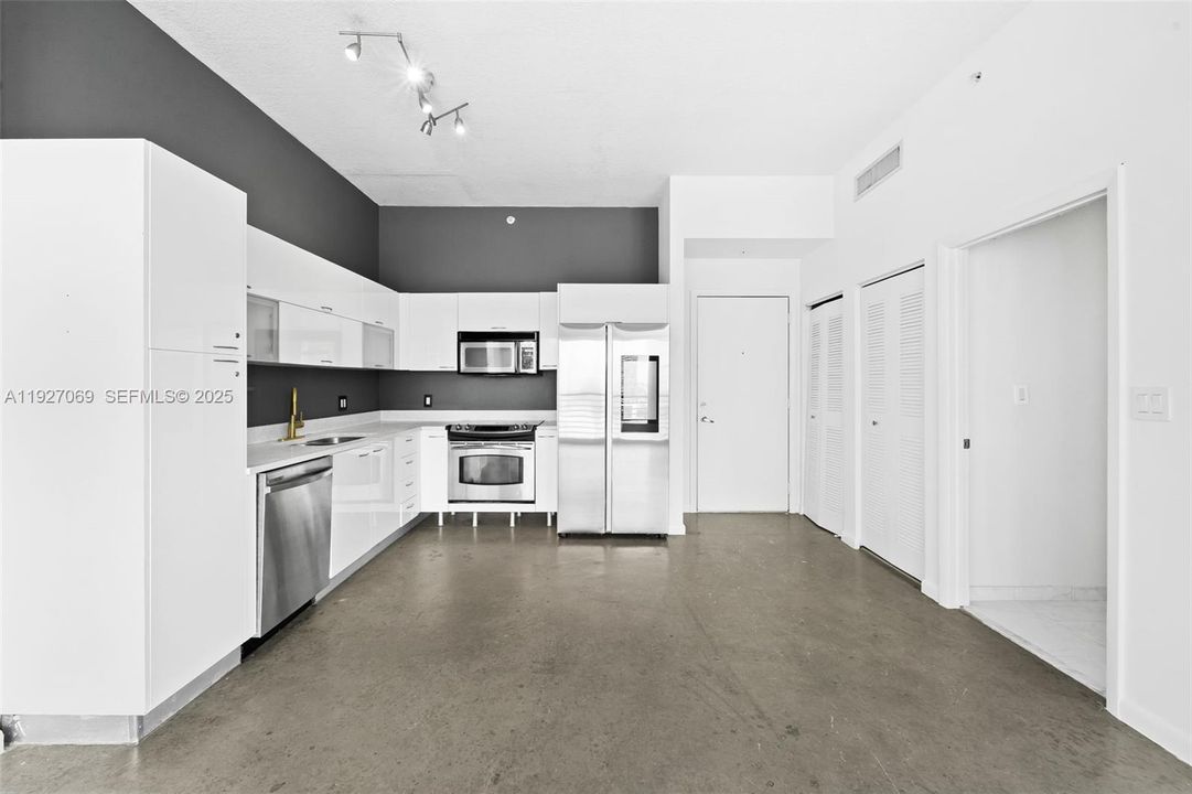 For Sale: $319,900 (1 beds, 1 baths, 651 Square Feet)