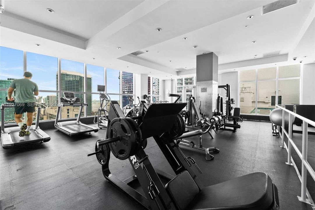 For Sale: $319,900 (1 beds, 1 baths, 651 Square Feet)