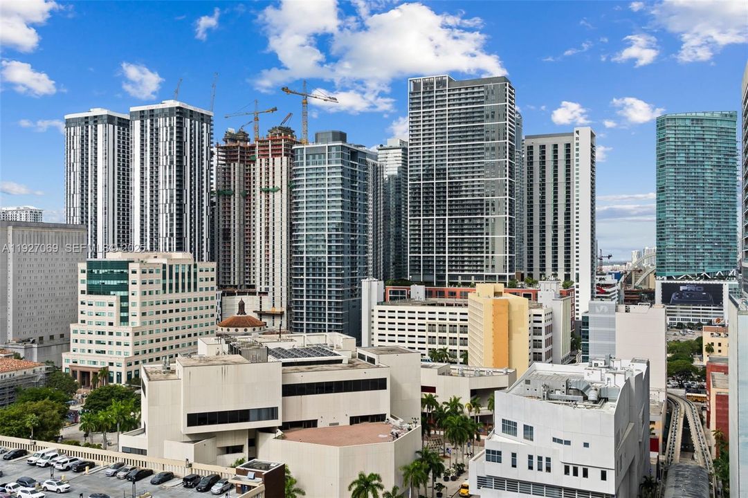 For Sale: $319,900 (1 beds, 1 baths, 651 Square Feet)