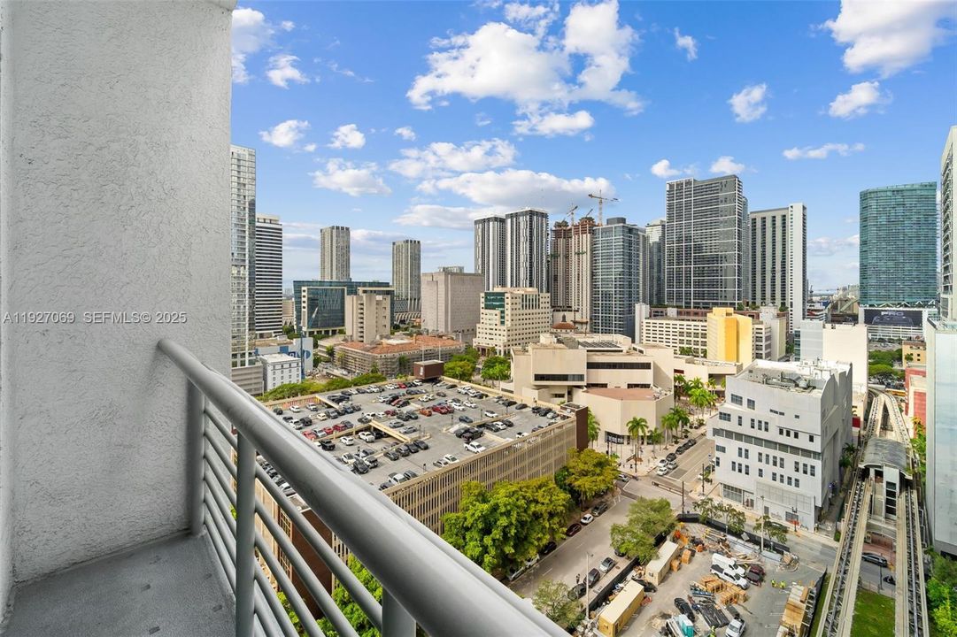 For Sale: $319,900 (1 beds, 1 baths, 651 Square Feet)