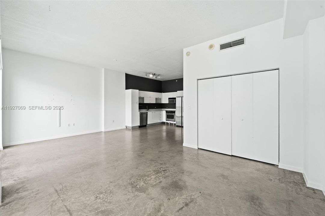 For Sale: $319,900 (1 beds, 1 baths, 651 Square Feet)