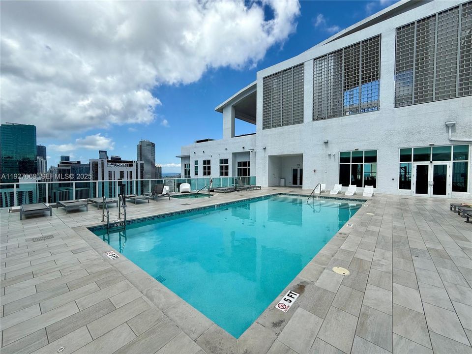 For Sale: $319,900 (1 beds, 1 baths, 651 Square Feet)