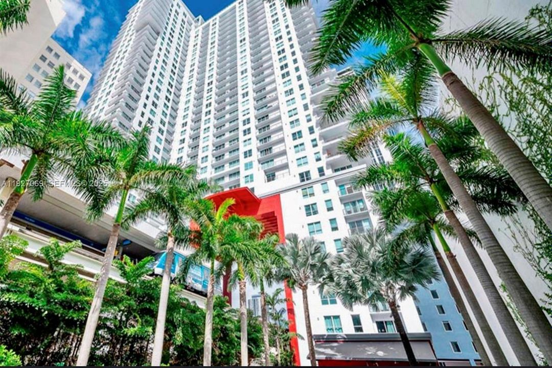 For Sale: $319,900 (1 beds, 1 baths, 651 Square Feet)