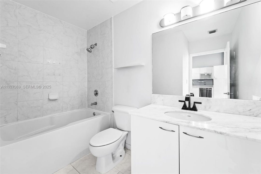 For Sale: $319,900 (1 beds, 1 baths, 651 Square Feet)