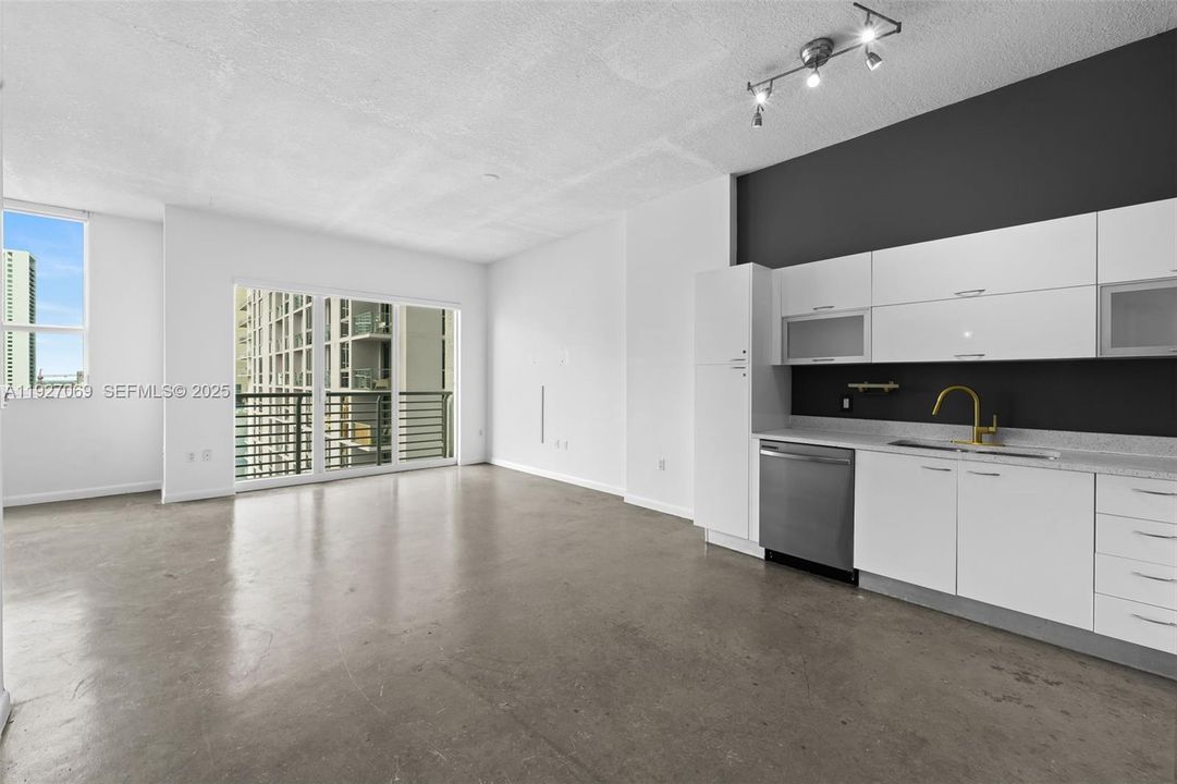 For Sale: $319,900 (1 beds, 1 baths, 651 Square Feet)