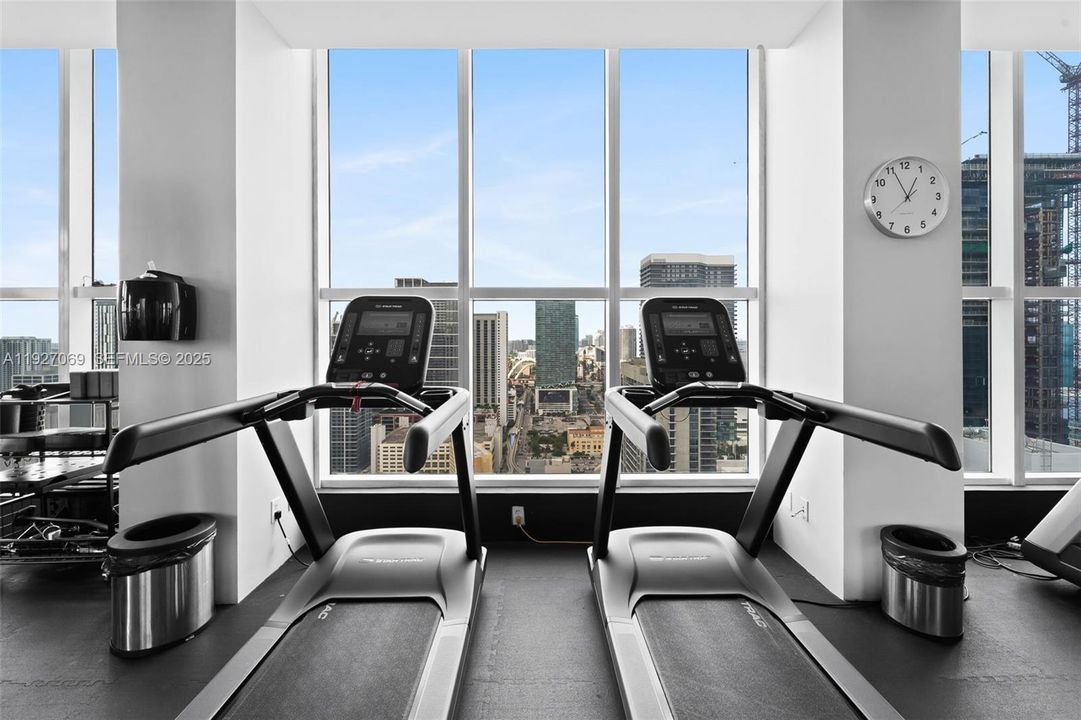 For Sale: $319,900 (1 beds, 1 baths, 651 Square Feet)