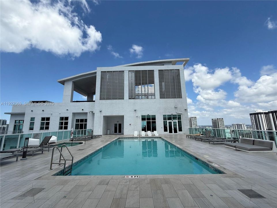 For Sale: $319,900 (1 beds, 1 baths, 651 Square Feet)