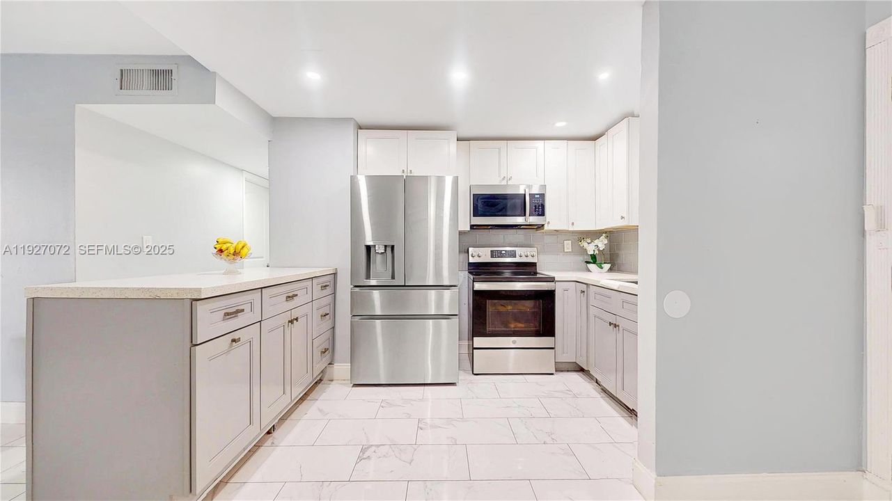 待售: $315,000 (2 贝兹, 2 浴室, 938 平方英尺)