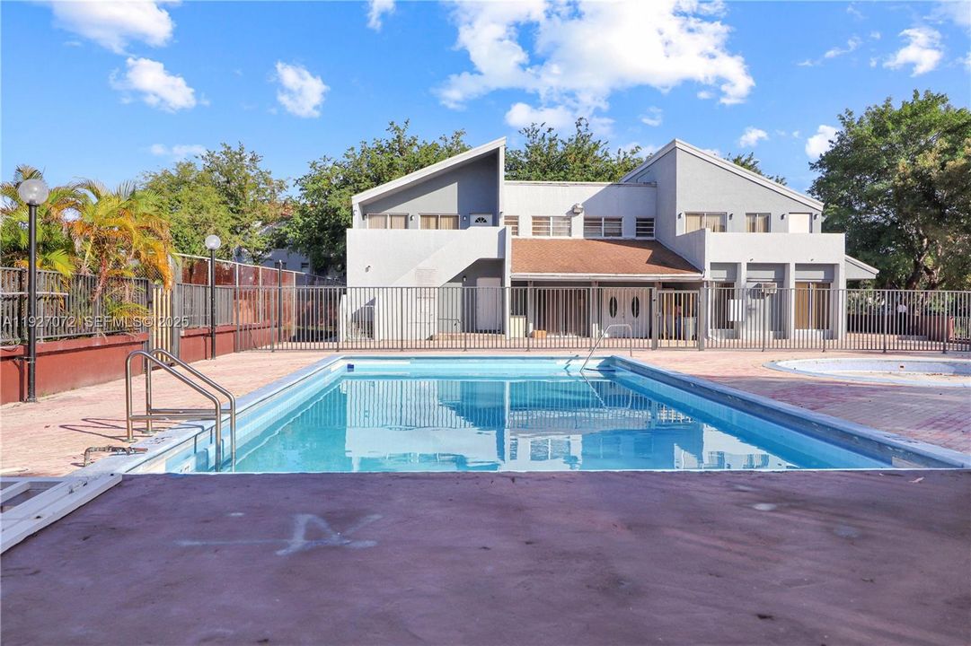 待售: $315,000 (2 贝兹, 2 浴室, 938 平方英尺)