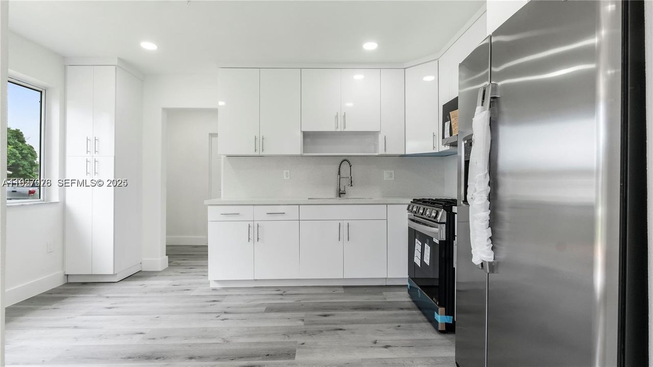 En Venta: $649,999 (4 camas, 2 baños, 1671 Pies cuadrados)