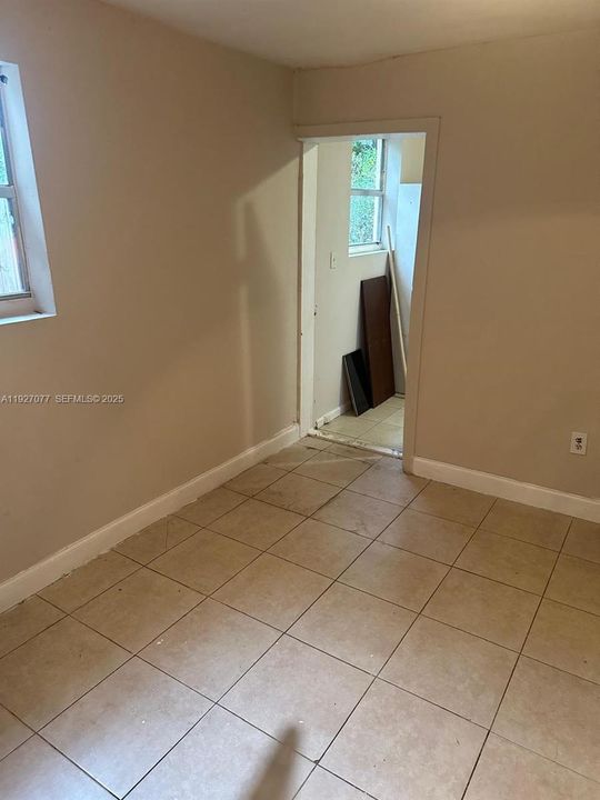 В аренду: $1,300 (1 спален, 1 ванн, 1782 Квадратных фут)