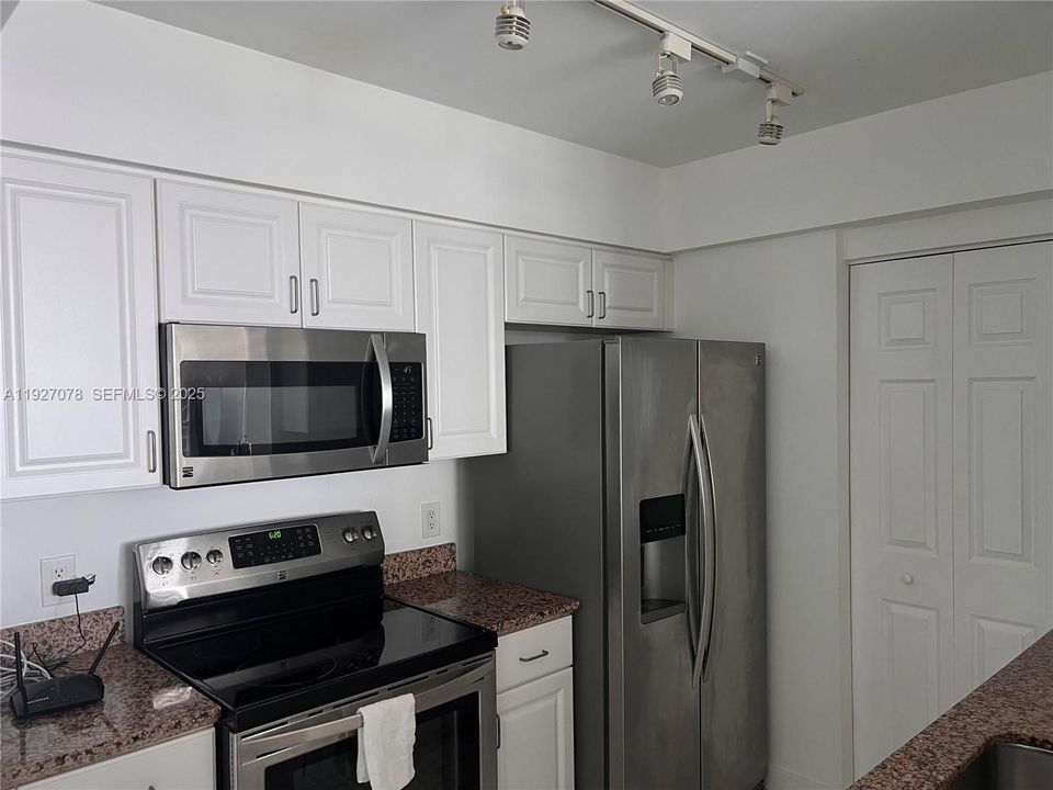 For Rent: $3,350 (1 beds, 1 baths, 750 Square Feet)