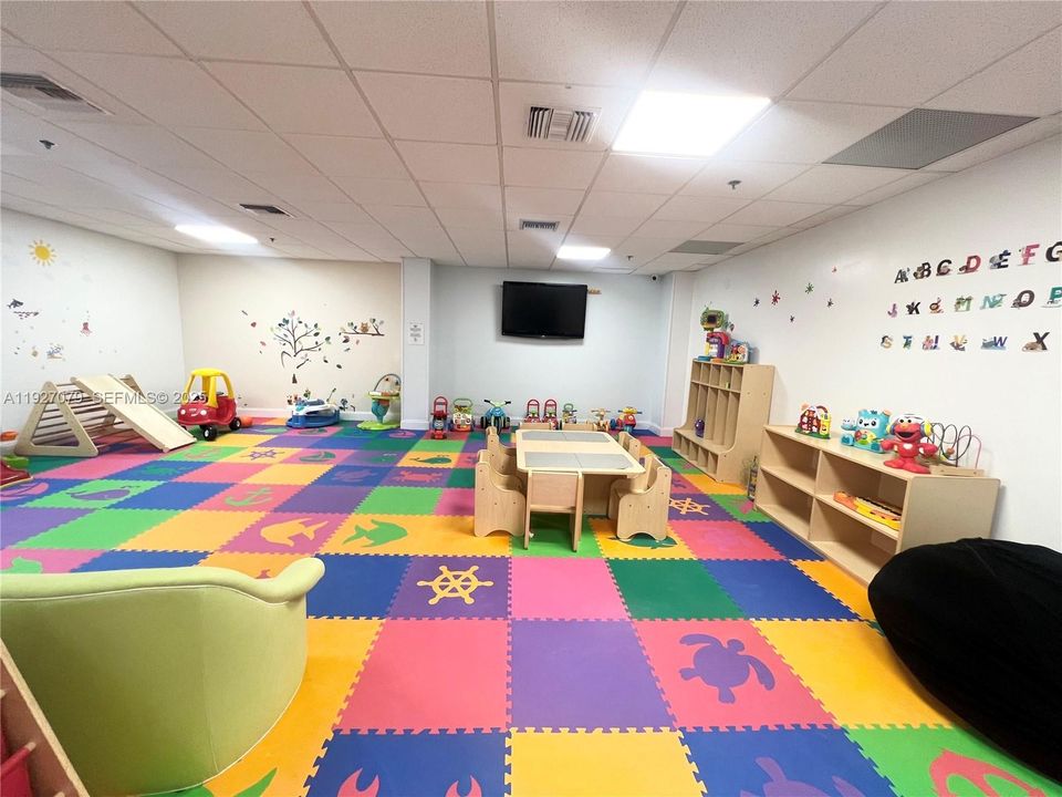 出租: $2,300 (1 贝兹, 1 浴室, 640 平方英尺)