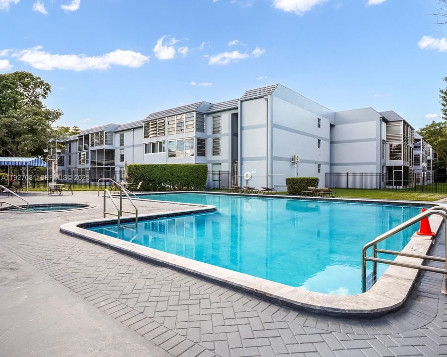 待售: $155,000 (2 贝兹, 2 浴室, 1075 平方英尺)