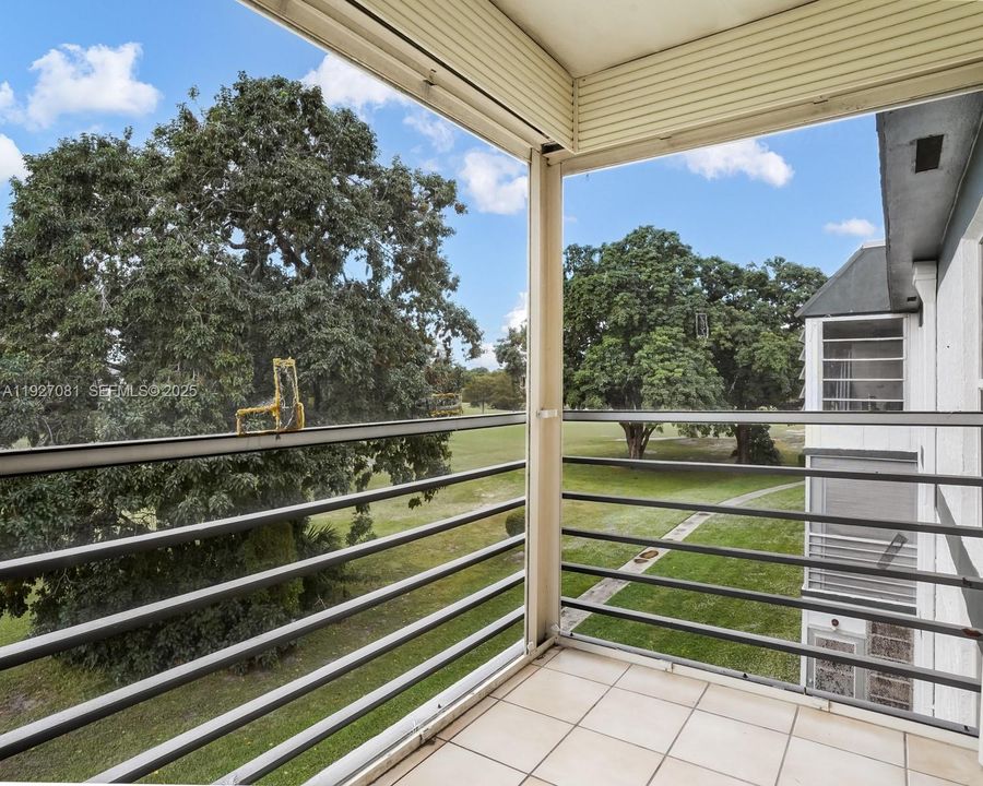 待售: $155,000 (2 贝兹, 2 浴室, 1075 平方英尺)