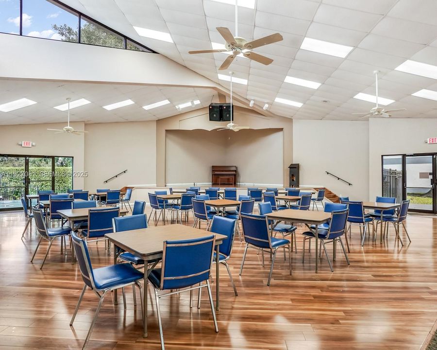 待售: $155,000 (2 贝兹, 2 浴室, 1075 平方英尺)